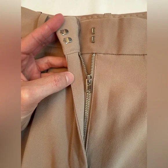 Aritzia Babaton Pleated Mid-Thigh Shorts Size 2 $50 - Picture 3 of 12